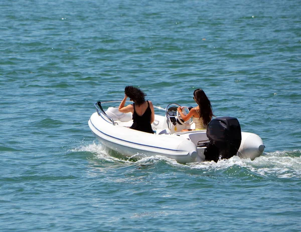 フロリダ州を巡航する2人の魅力的な若い女性一人の船外機エンジンを搭載した小さな高級ポンツーンモーターボートの沿岸水路 — ストック写真