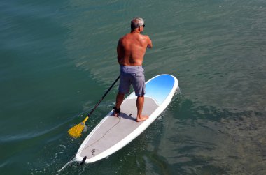 Miami Sahili 'nin dışındaki Florida Kıyısal Su Yolu' nda yaşlı bir kürekçi..
