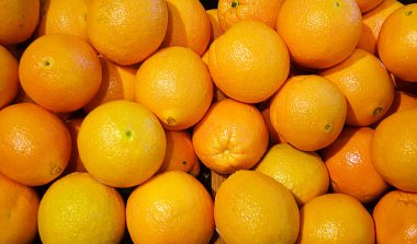 Portakalların bir süpermarketin meyve bölümünde görüntülenmesi.