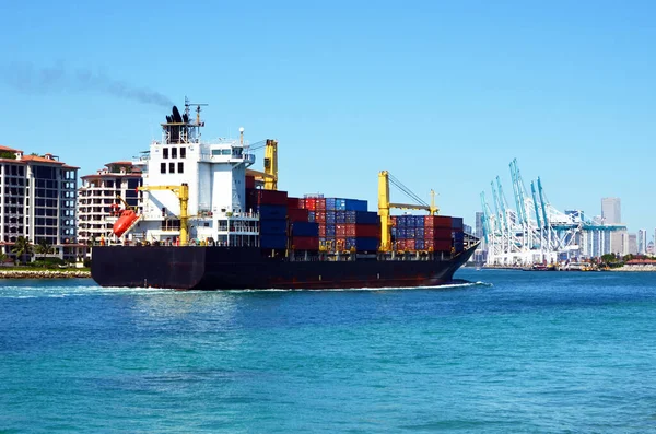 Containerschip Nadert Haven Van Miami — Stockfoto