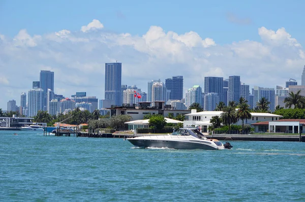 Luksusbåt Som Passerer Luksusøya Miami Beach Med Skyline Sentrum Miami – stockfoto