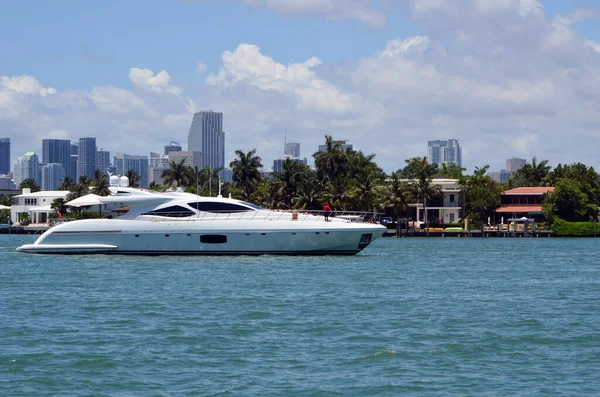 Luxe Wit Motorjacht Stationair Biscayne Bay Met Miami Hoog Gebouw — Stockfoto