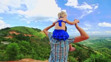 Baba Holding kız omuz üzerinde