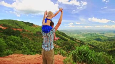 Baba Holding kız omuz üzerinde