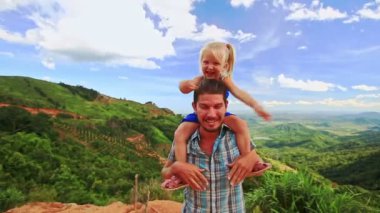 Baba Holding kız omuz üzerinde