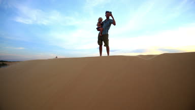 baba kızı tutarak ve selfie yapma
