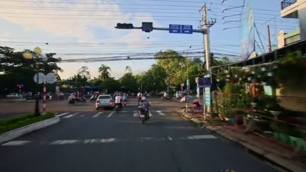 Scooters mengemudi ke jalan lalu lintas yang sibuk — Stok Video