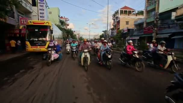 Scooters conduisant dans la rue achalandée — Video