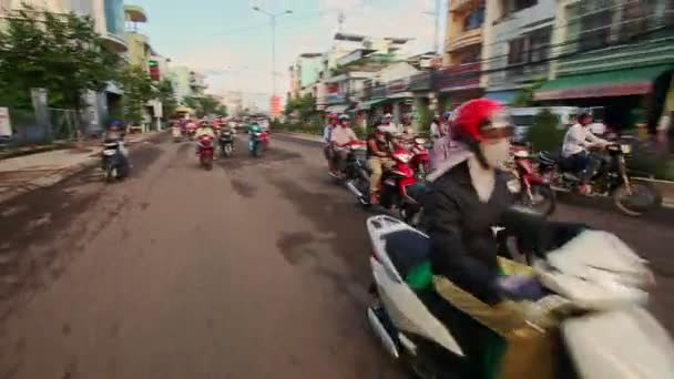 通りの混雑に運転のスクーター — ストック動画