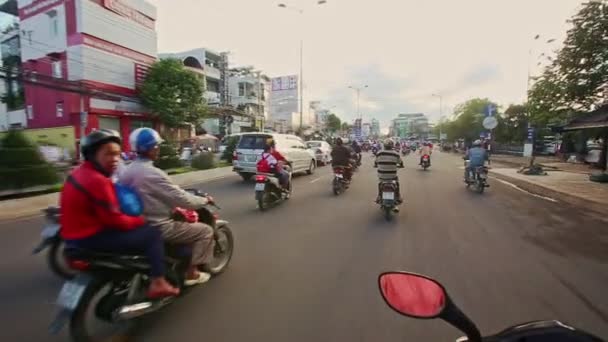 Scooters driving into busy traffic street — Stock Video