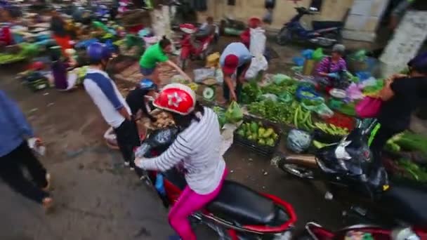 Scooters conduisant dans la rue achalandée — Video