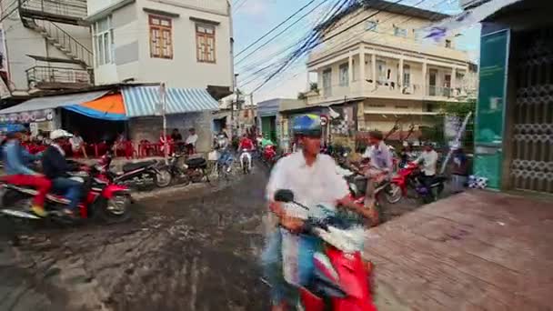 Scooters que conducen en la calle de tráfico ocupado — Vídeo de stock