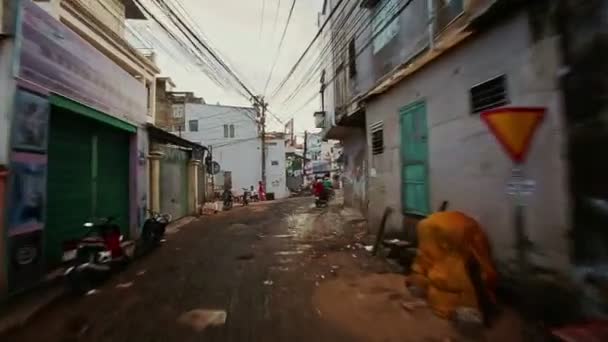 Скутеры выезжают на оживленную улицу — стоковое видео