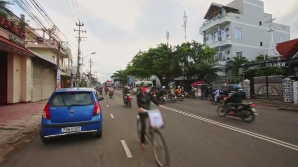 Skotrar som kört in i livlig trafik gatan — Stockvideo