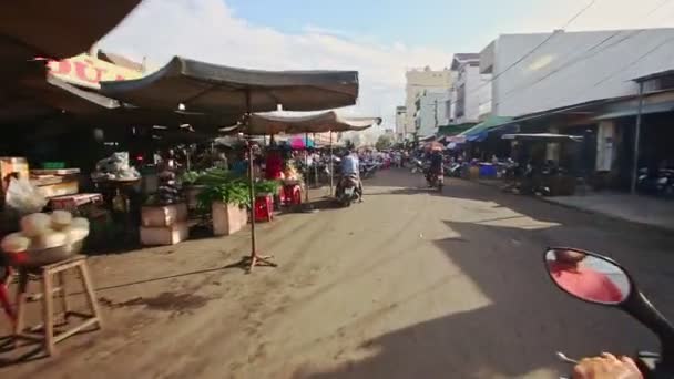 Scooters conduisant dans la rue achalandée — Video