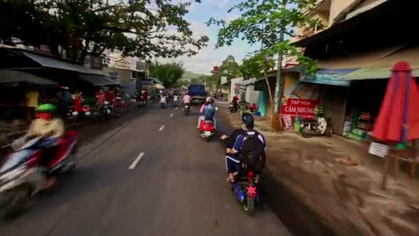 Scooters conduisant dans la rue achalandée — Video