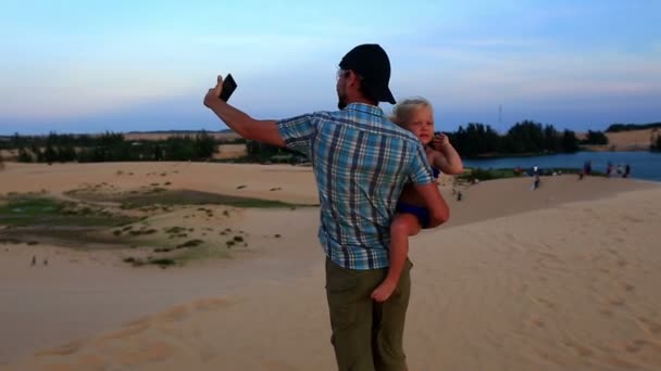 Padre tenendo figlia e facendo selfie — Video Stock