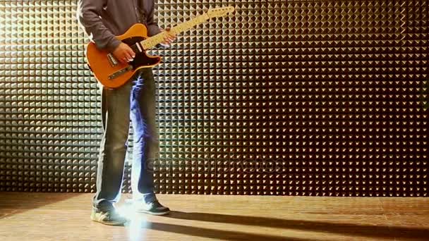 Guy tocando la guitarra eléctrica — Vídeos de Stock