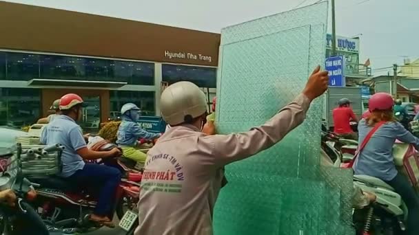 Hombre vietnamita lleva grandes pedazos de vidrio — Vídeos de Stock