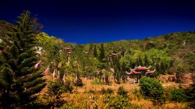 yeşil ağaçlar arasında antik pagoda