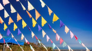 çelenk renkli bayrakları