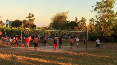 Voleybol oynayan insanlar