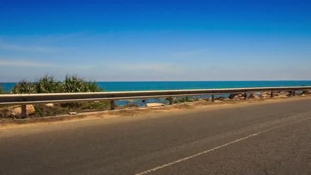 Caméra se déplace le long de la route asphaltée noire — Video