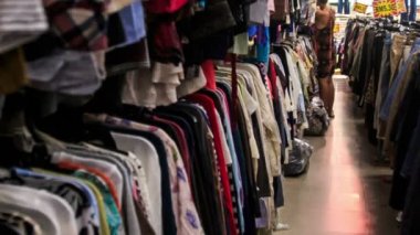 dükkanda işgal kadın satırlarla raf