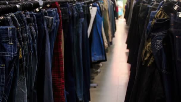 Rack wierszy z kobieta ubrania w sklepie — Wideo stockowe