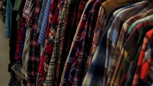 Filas de rack con ropa de mujer en la tienda — Vídeo de stock