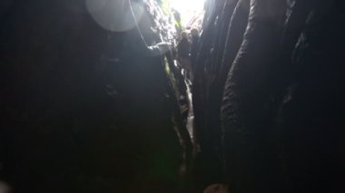 adam derin karanlıktan dar alır