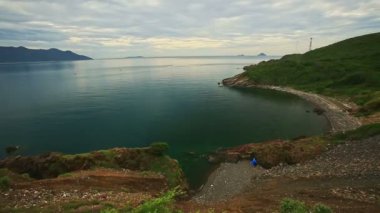 tepelik ile büyük nehir tarafından yol geçmektedir