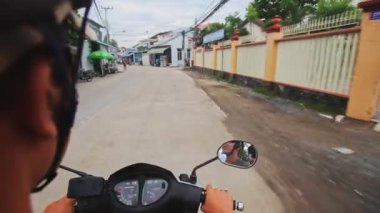 Şehir sokak boyunca scooter sürücüler 