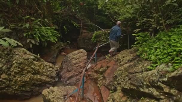 Man gaat naar beneden smal stenen trappen — Stockvideo