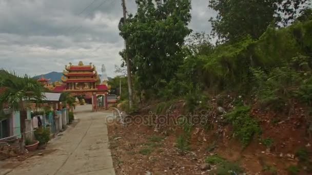 Boeddhistische tempel Gates tegen bewolkte hemel — Stockvideo