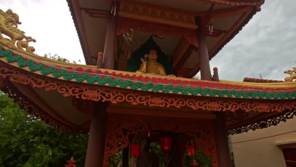 Пагода со статуей бога в буддийском храме — стоковое видео