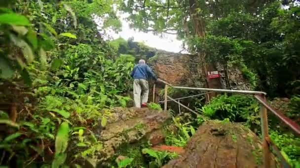 Людина піднімається на кам'яні сходи — стокове відео