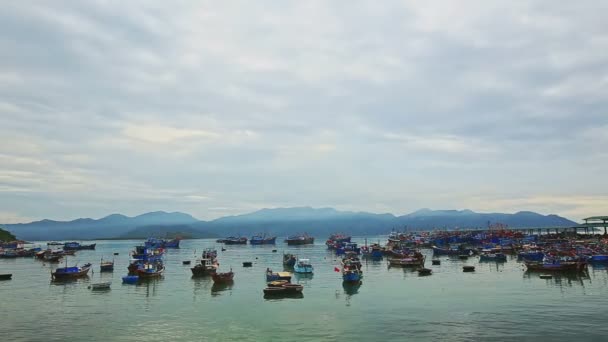 Bahía marítima con barcos de pesca vietnamitas — Vídeos de Stock