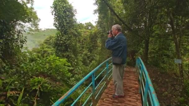 Viejo hombre disparando paisaje — Vídeos de Stock