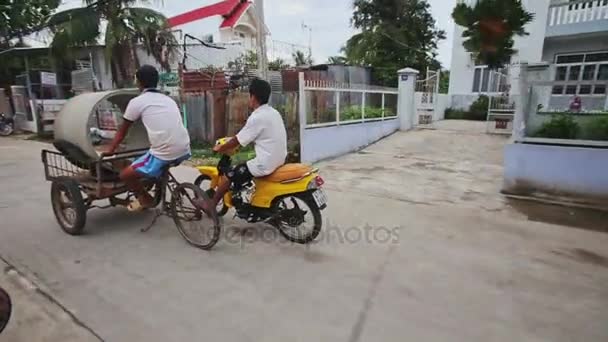 Scooter conduit le long de la rue de ville — Video