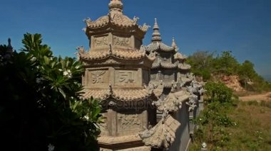 Budist tapınağı tarafından üstüne taş pagodadan duvarla