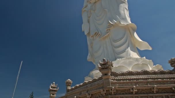 Fehér márvány buddha szobor — Stock videók