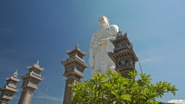 Buddhastatue aus weißem Marmor — Stockvideo