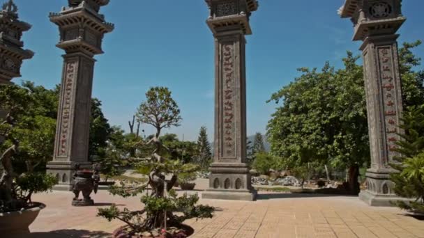 Каменные колонны в буддийском храмовом парке — стоковое видео
