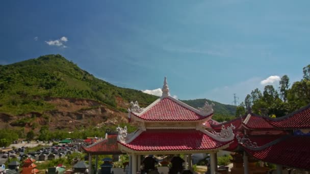 Pagode met rode daken van boeddhistische tempel — Stockvideo