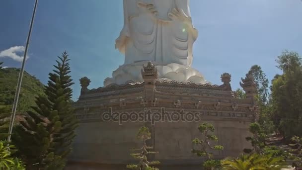 Białego marmuru statua Buddy — Wideo stockowe