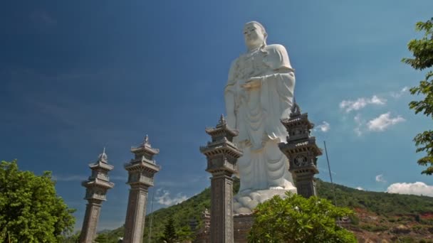 Stor vit marmor buddhastaty — Stockvideo