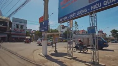 Rating Caddesi boyunca 