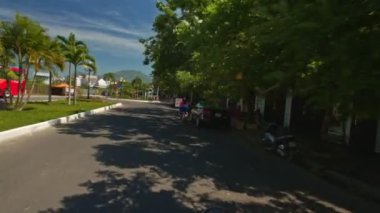 Trafik dar cadde boyunca 