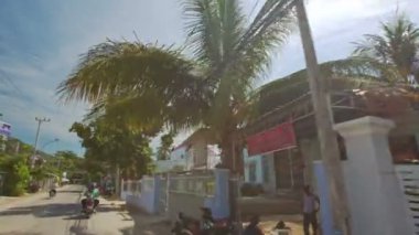 Trafik dar cadde boyunca 